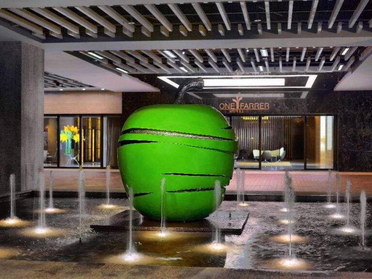 Green sculptural water feature in the lobby of One Farrer Hotel Singapore