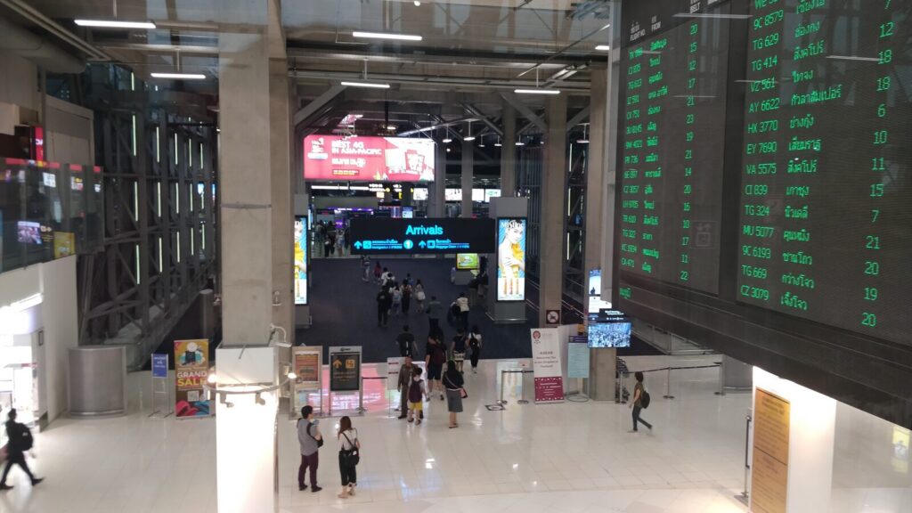 The arrivals hall at Bangkok Suvarnabhumi Airport, leading to the immigration counters